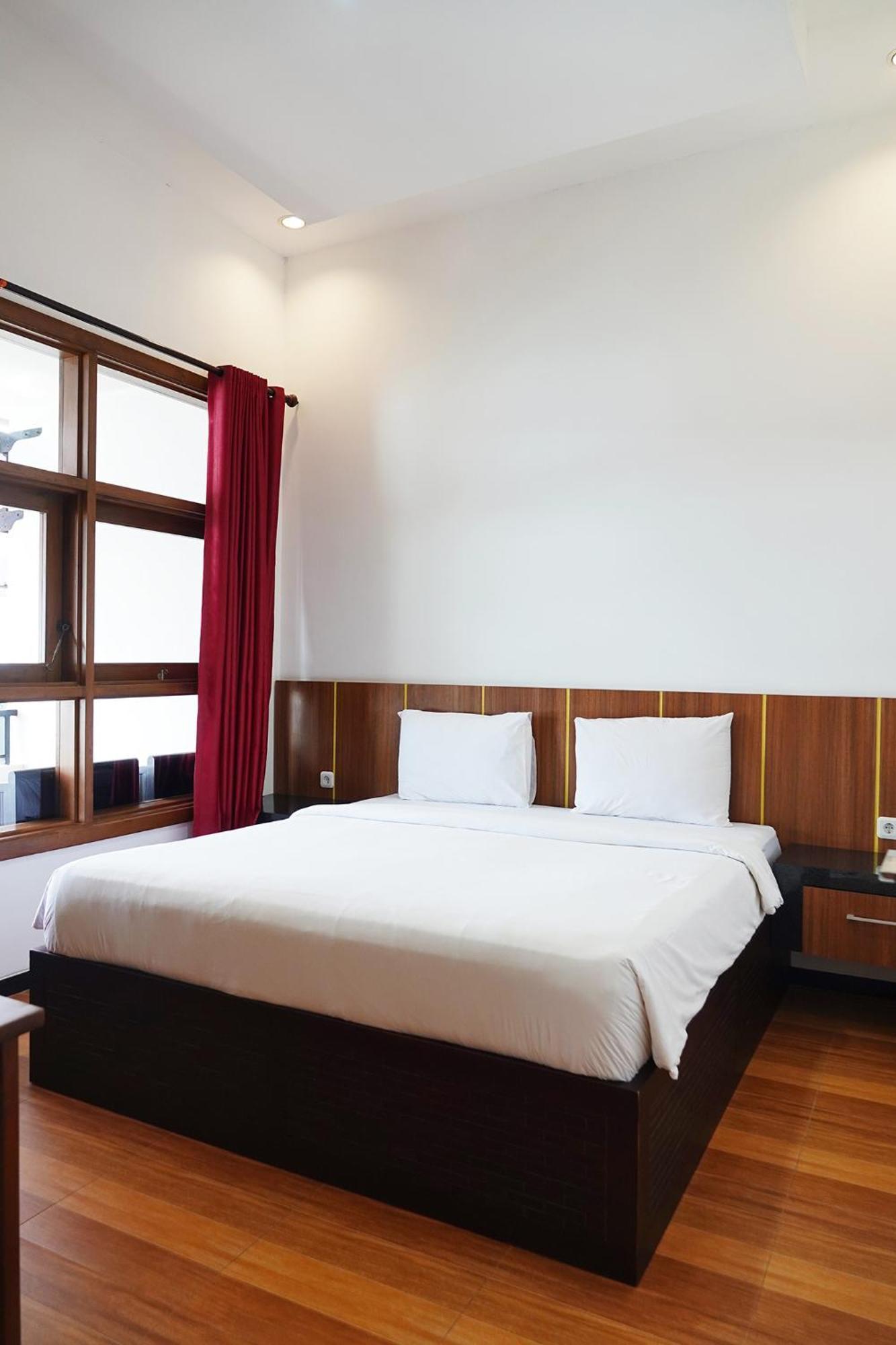 Baratha Hotel & Resto Бондовосо Экстерьер фото