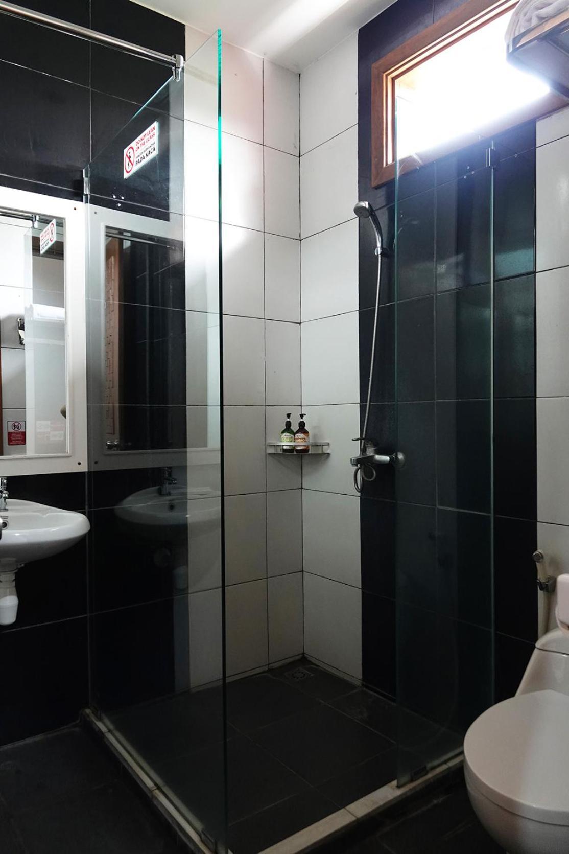 Baratha Hotel & Resto Бондовосо Экстерьер фото