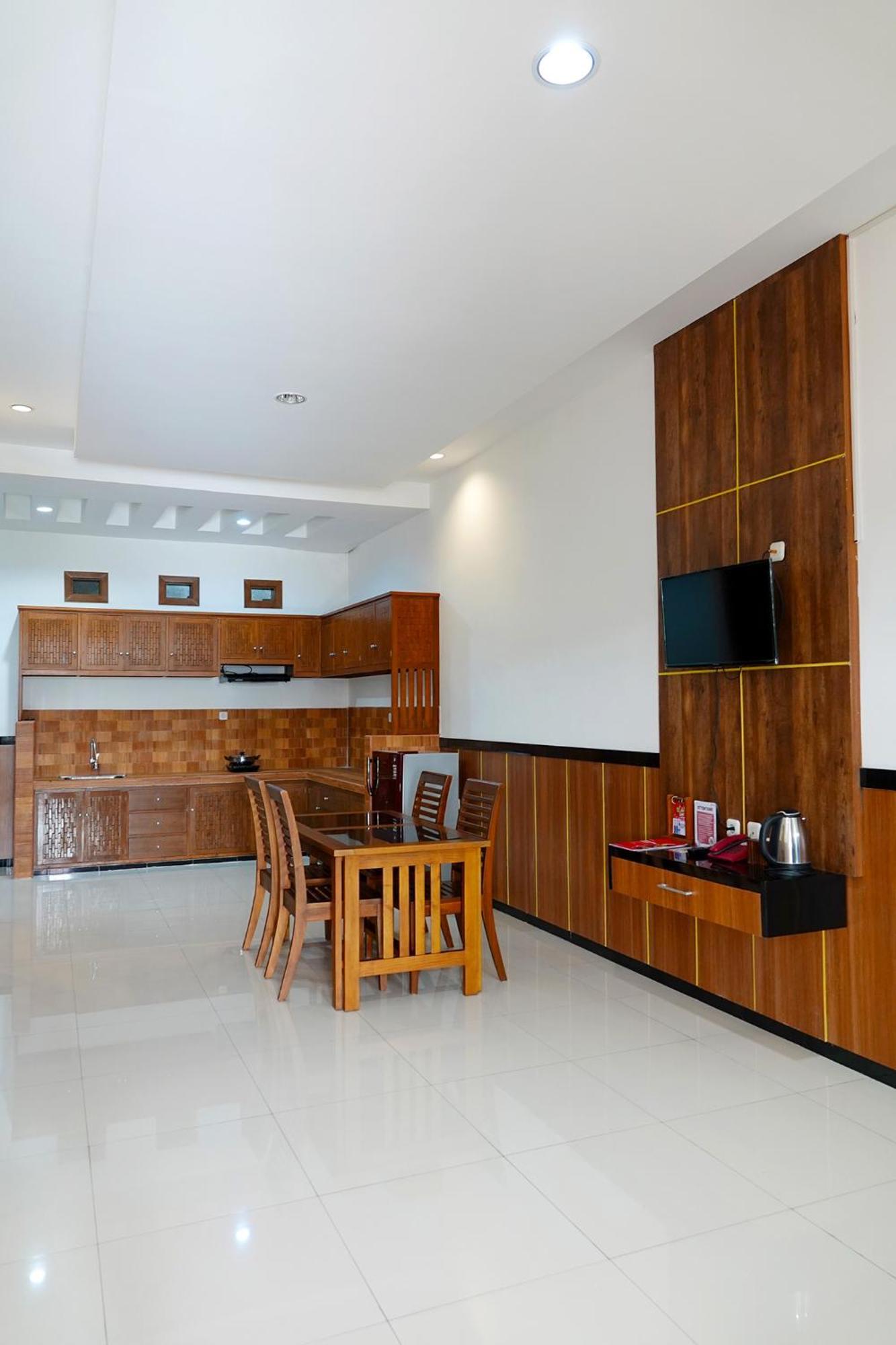 Baratha Hotel & Resto Бондовосо Экстерьер фото
