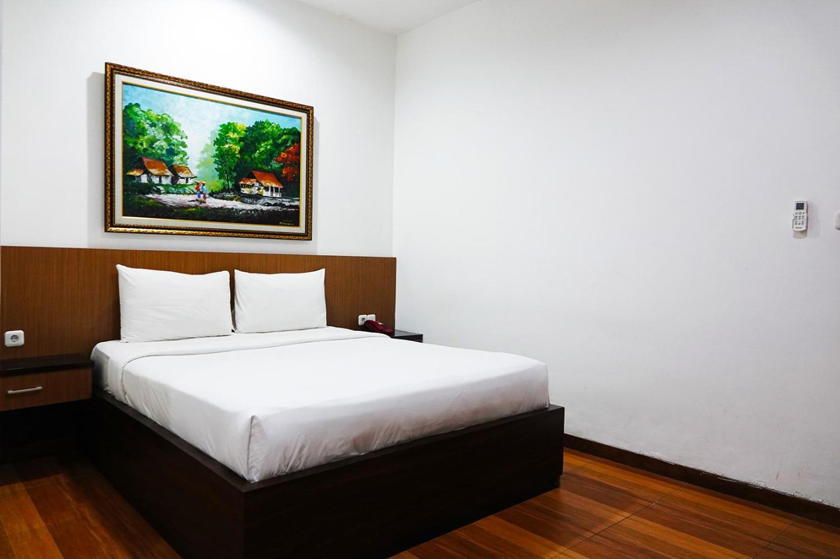 Baratha Hotel & Resto Бондовосо Экстерьер фото