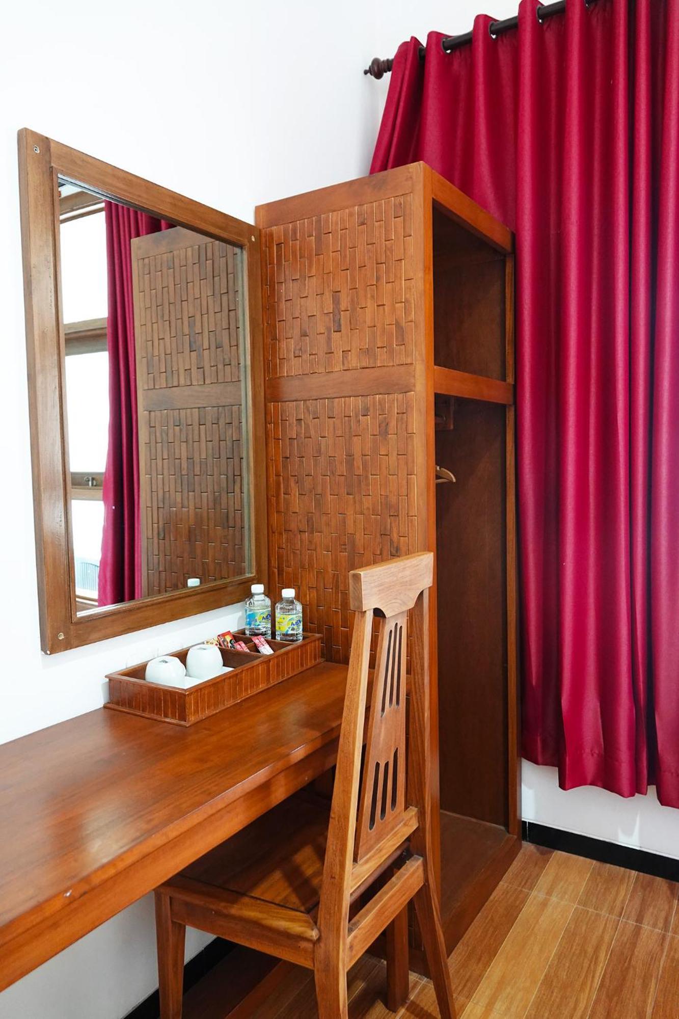 Baratha Hotel & Resto Бондовосо Экстерьер фото