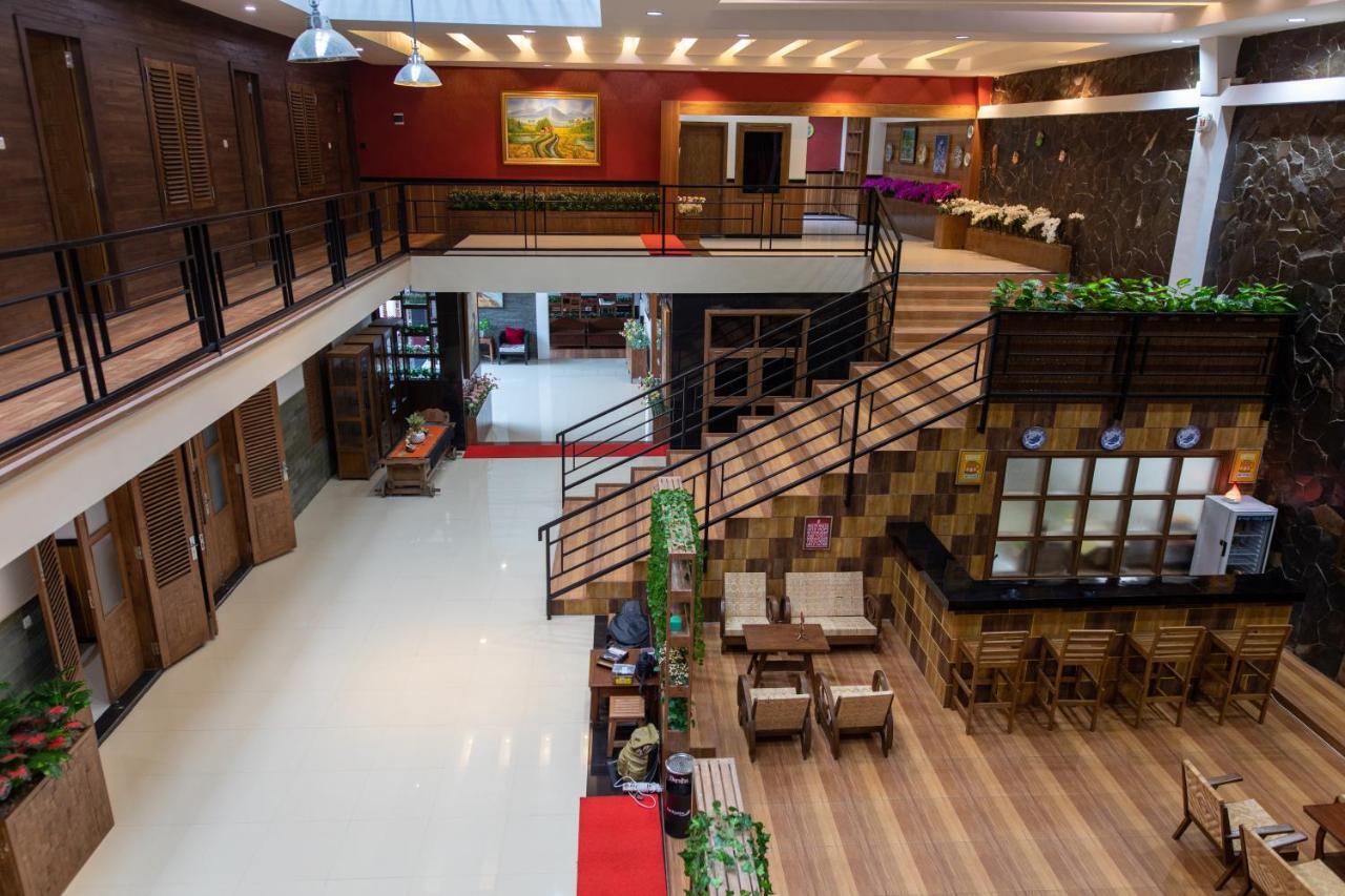 Baratha Hotel & Resto Бондовосо Экстерьер фото