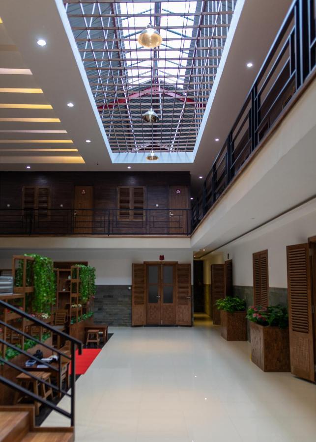 Baratha Hotel & Resto Бондовосо Экстерьер фото