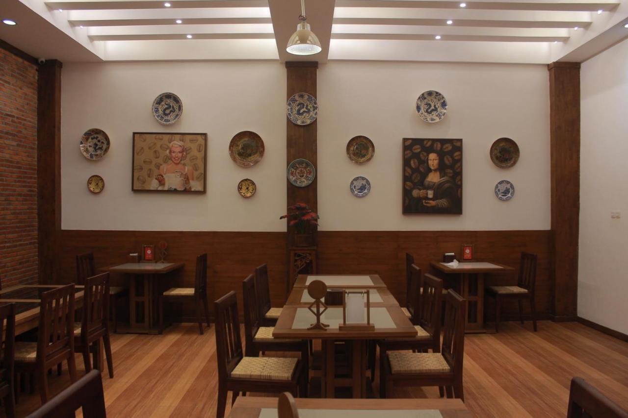 Baratha Hotel & Resto Бондовосо Экстерьер фото