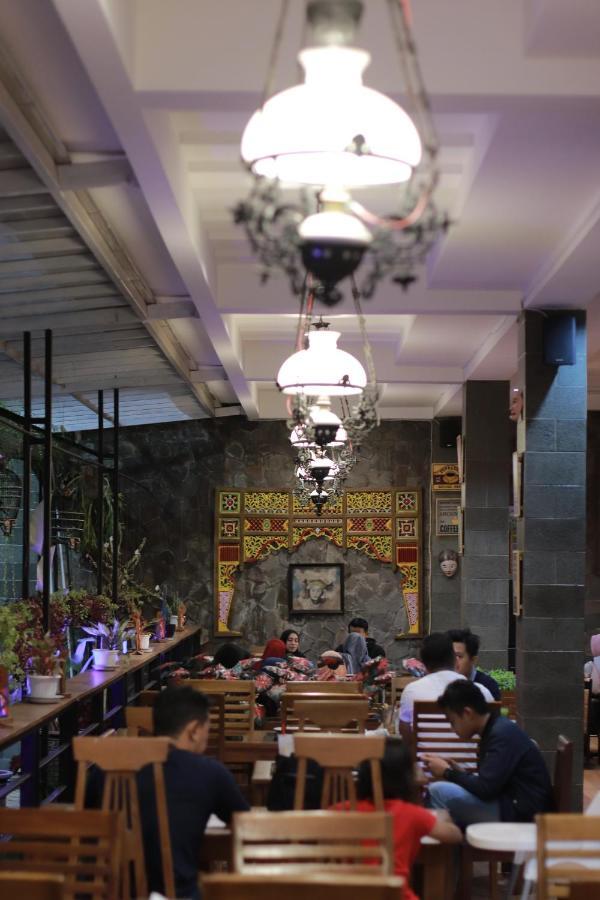 Baratha Hotel & Resto Бондовосо Экстерьер фото
